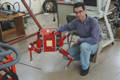 Juan González junto al robot Silo 4