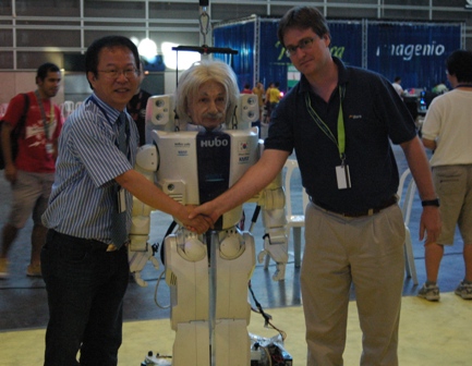 Andres junto al robot Albert Hugo y su creador Jun Ho Oh. Andres junto al robot Albert Hugo y su creador Jun Ho Oh.