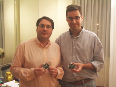Ricardo Gómez y Juan González con la Chronopic 3.0