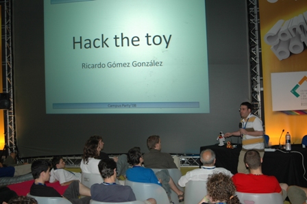 Ricardo dando la conferencia 
