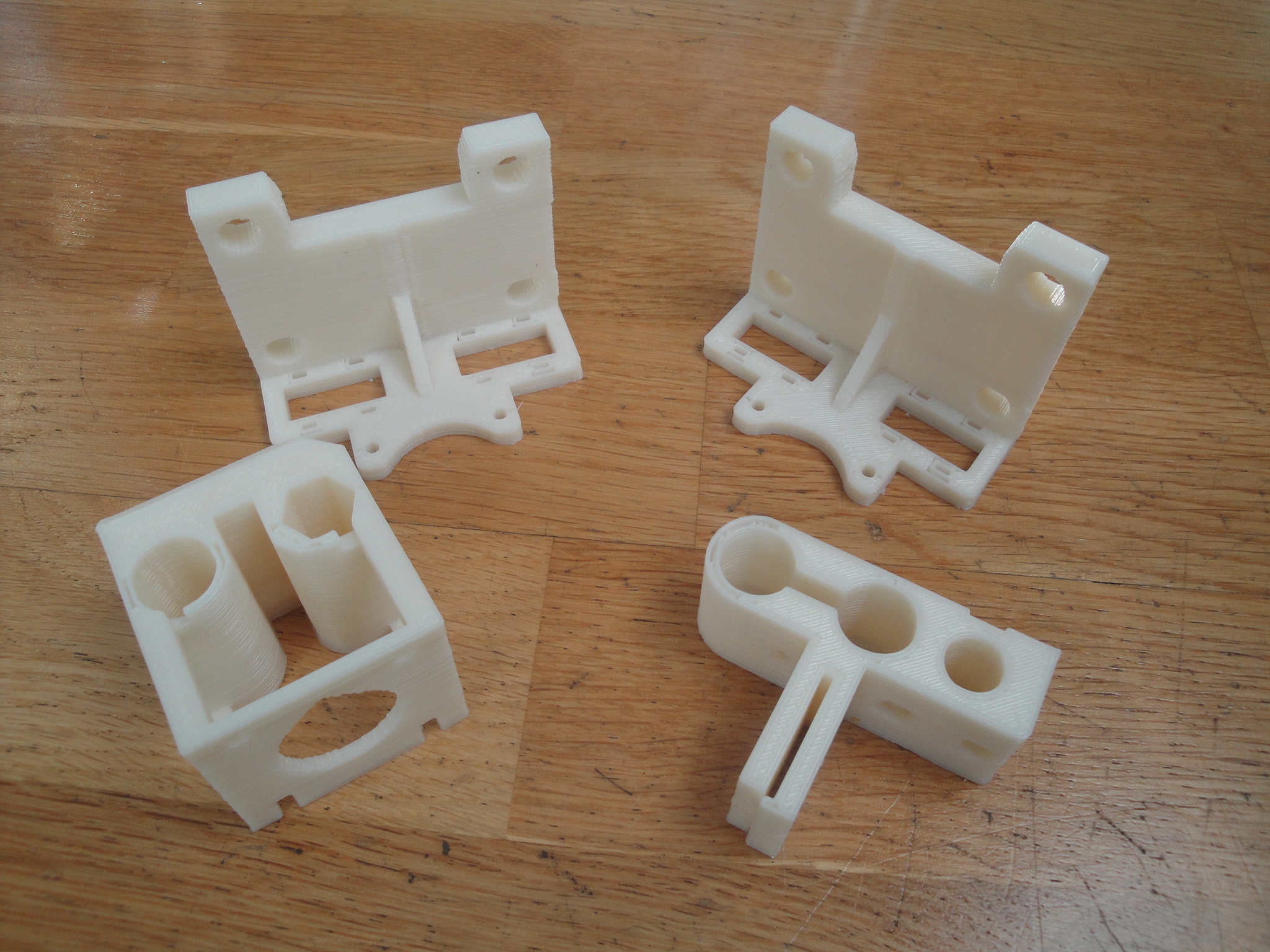 Piezas de la Printrbot de Nicuma: 2 bases, x-motor y x-carriage (click para ampliar)