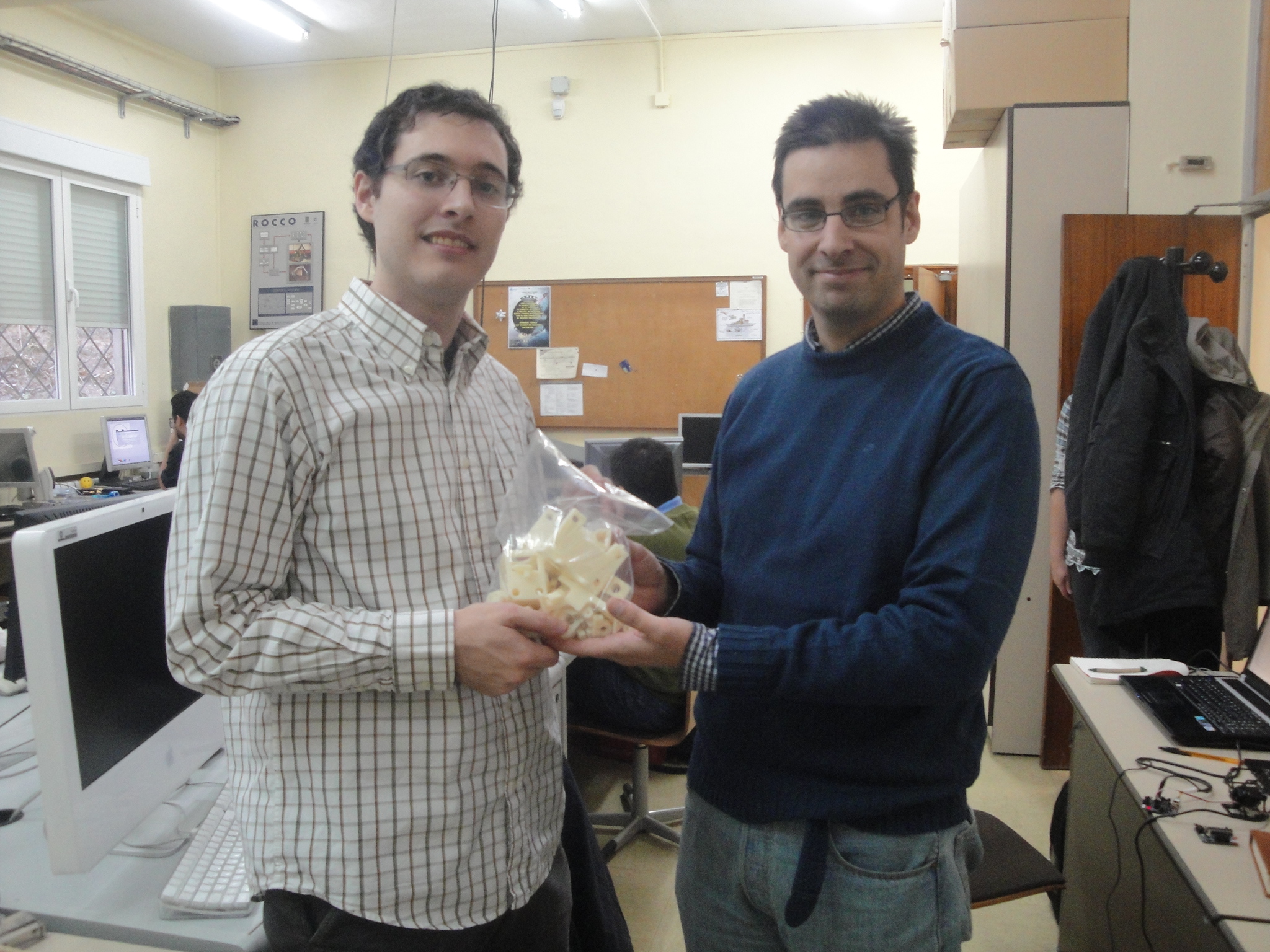 Entrega de piezas a Javier del Álamo (click para ampliar)