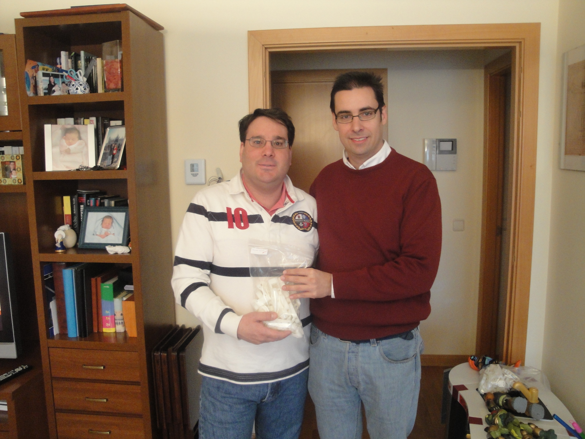Entrega del juego de piezas a Ricardo Gómez (Clon EA4-A) (click para ampliar)