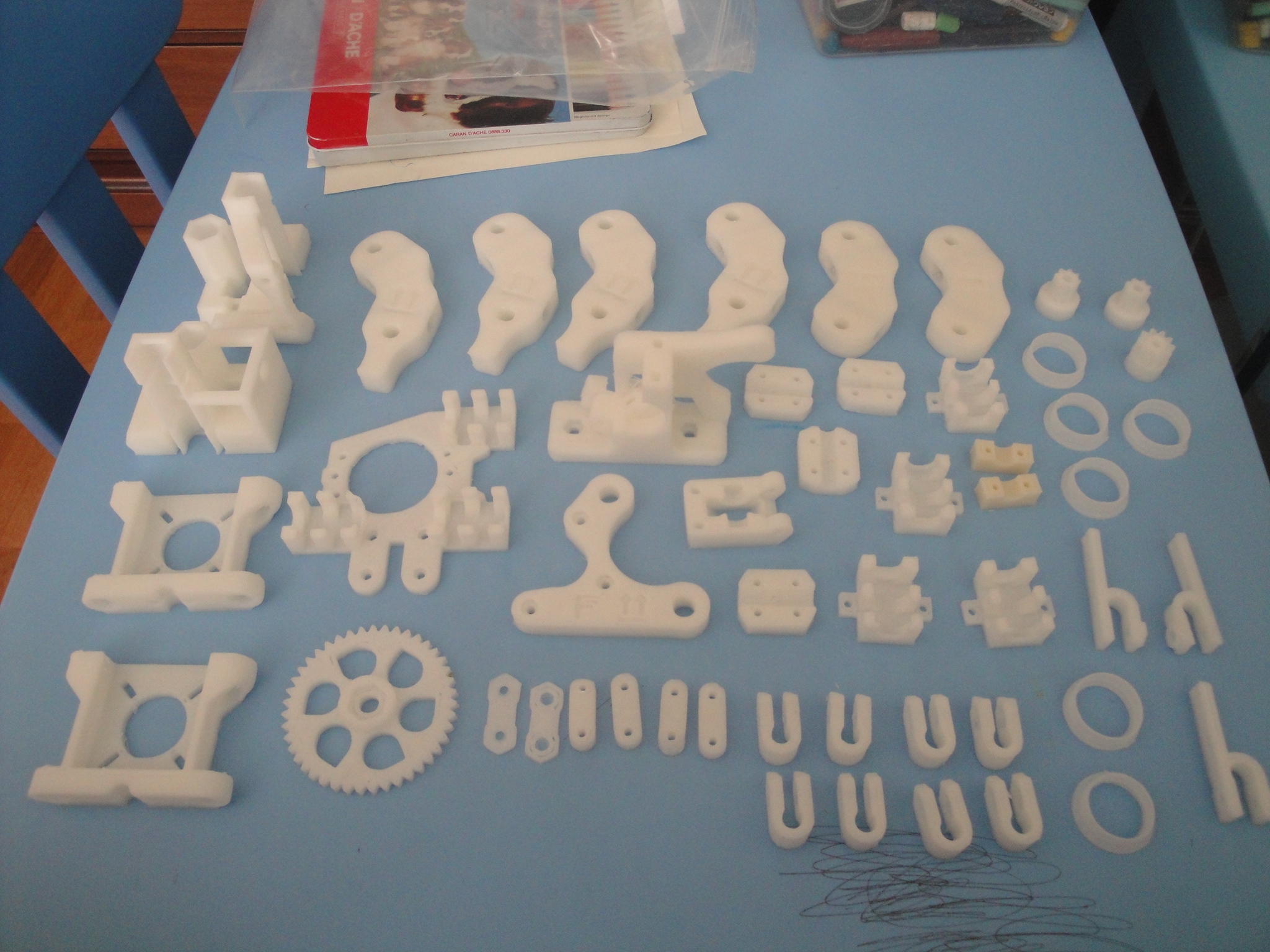 Las piezas para el clon xwing, de Daniel Casares (click para ampliar)
